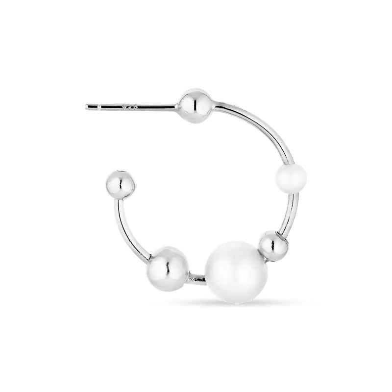 Big Pearl Atomic hoop ørering i blank sølv med hvide perler, 2,5 cm fra Jane Kønigs ATOMIC kollektion.